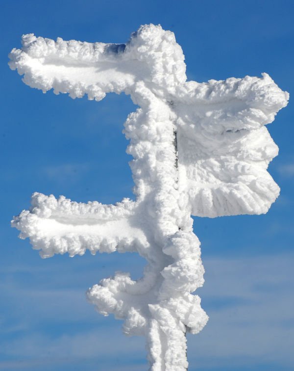 A snow-covered road sign on the Feldberg mountain in the Black Forest.Photo: DPA