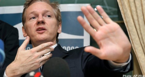 Sweden renews Assange arrest warrant