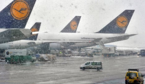 Snow briefly shuts down Frankfurt Airport