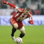Schweinsteiger extends contract with Bayern