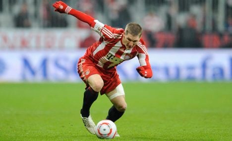 Schweinsteiger extends contract with Bayern