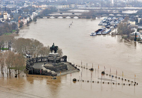 The point where the Rhine and Mosel meet at Koblenz, the Deutsches Eck, had already been submerged.Photo: DPA