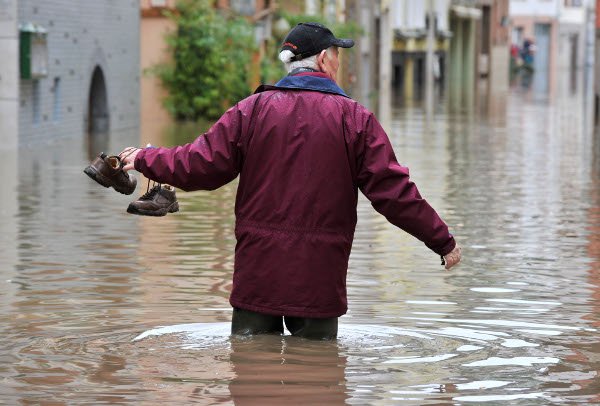 A man wades in the floodwaters in Zell, Rhineland-Palatinate.Photo: DPA