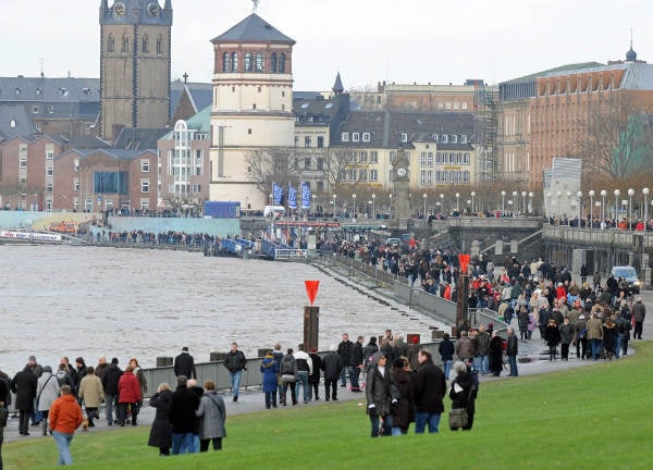 Waters rise close to the banks in Düsseldorf.Photo: DPA