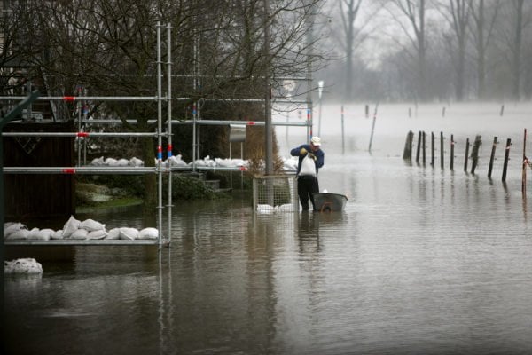 A man prepares for the worst in Cologne. As the floodwaters headed downriver along the Rhine, the peak wasn't expected to hit Cologne until Tuesday.Photo: DPA