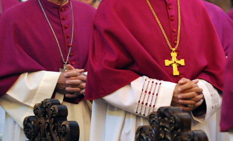 Catholic theologians call for end to celibacy for priests