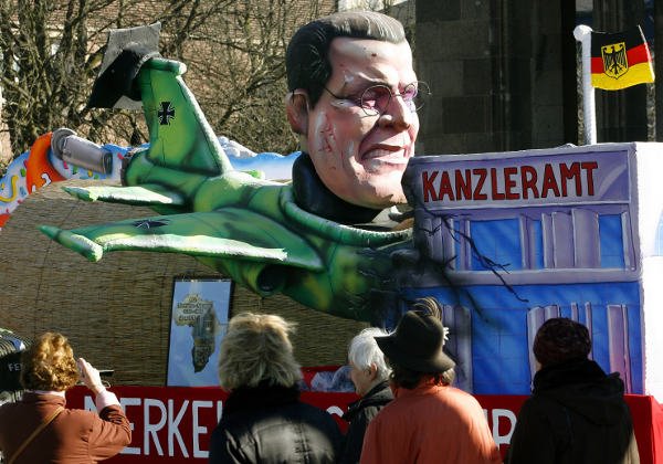 A float in Düsseldorf took a controversial stance on the resignation of former Defence Minster Karl-Theodor zu Guttenberg.Photo: DPA