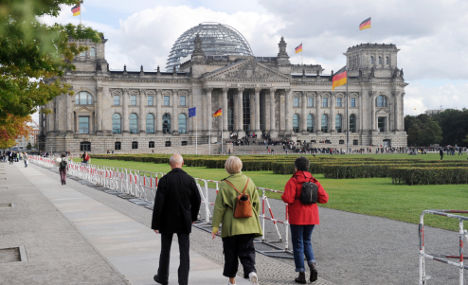 Woman sets herself on fire before Reichstag
