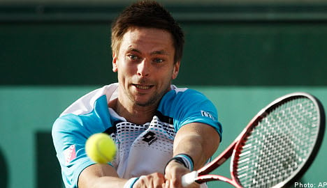 Söderling powers into French Open 4th round