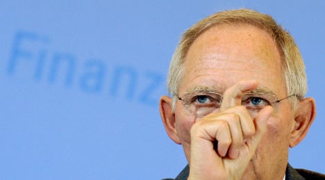Schäuble warns investors on Greek restructure