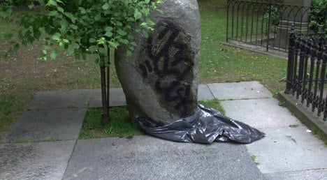 Olof Palme's grave desecrated by vandals
