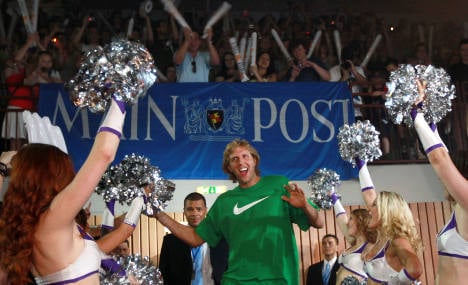 Nowitzki cheered by thousands upon return home