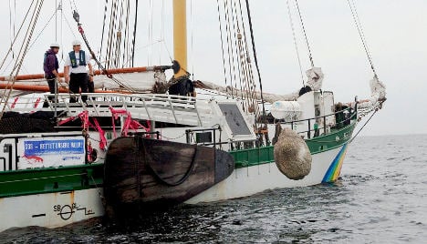 Greenpeace dumps boulders off Sylt coast