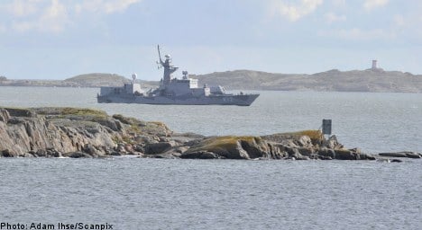 Navy deployed to probe suspected sub sighting