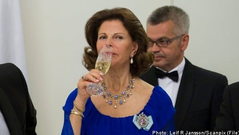 Queen under fire for giving kids wine