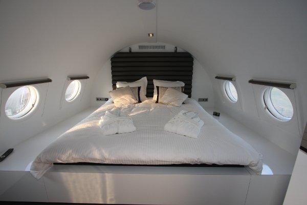 A stay in the airplane starts at €350 per night and includes a luxury breakfast. Photo: hotelsuites.nl