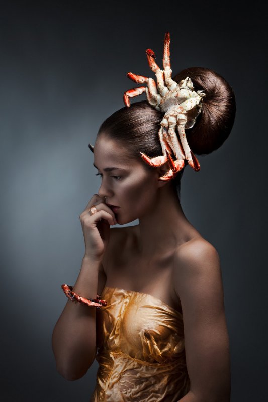 The Queen Crab<br>Headgear: a king crab, top: soy sheets, ring: sugarPhoto: Fashion Food by Helge Kirchberger und Roland Trettl