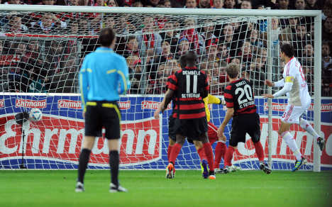 Ballack breaks nose after scoring for Leverkusen against Freiburg
