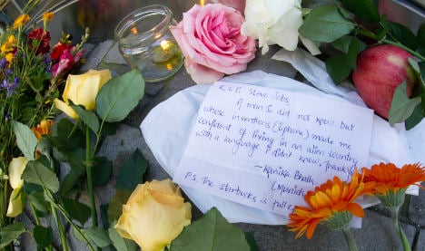 Germans remember Steve Jobs with flowers at Apple shops