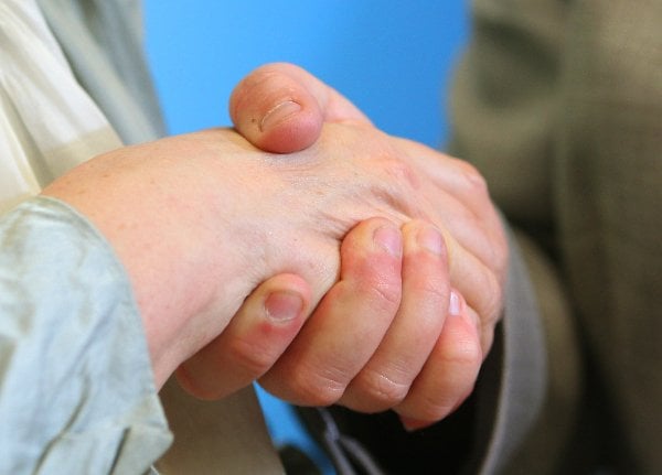 Shaking hands<br>Many southern Europeans would think nothing of saying hello with a kiss. Germans, however, shake hands. Uncomplicated and with minimal margin for embarrassment, the humble handshake is exchanged between friends and strangers alike.Photo: DPA