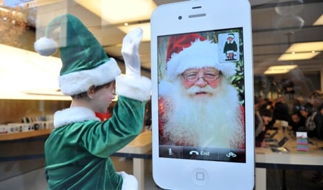 Apple fights to save Christmas sales