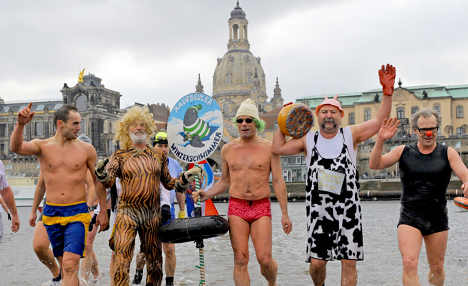 Many brave Elbe for New Year's swim