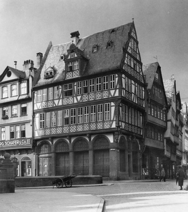 A house from the old-town during the 1930s, before bombing raids destroyed the city centre.Photo: DPA