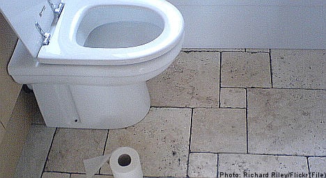 Prisoner reports jail after waiting for loo roll