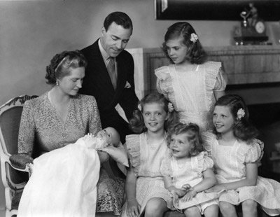 A newborn Carl XVI Gustaf<br>A newborn duke of Jämtland, later King Carl XVI Gustaf, surrounded by his sisters and mother and father; princess Sibylla and hereditary prince Gustaf Adolf in 1946.Photo: Photo: Wikipedia