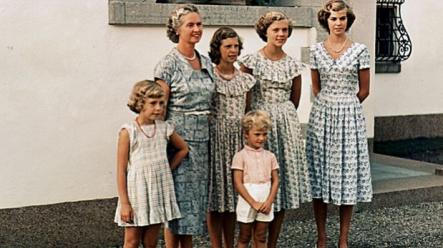Royal children in the 1950s<br>Princess Sibylla have gathered her five children at Solliden, the Royal family's country residence on the Baltic Island of Öland. From left the "Haga-Princesses"; Christina, Désirée, Birgitta and Margaretha. In the front stands their little brother, later Carl XVI Gustaf. Photo: Photo: Wikipedia