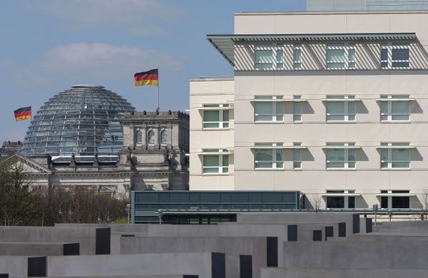 American Embassy moves house<br>Berlin daily paper <i>Tageszeitung</i> ruffled a few feathers in 2004 when it reported that the US Embassy in Berlin was going to move. One of the reasons given was because American diplomats were sick of being opposite the French Embassy…Photo: DPA