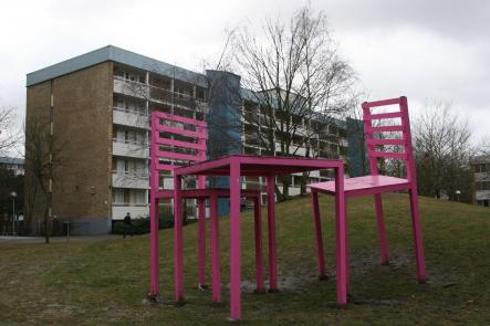 Surreal Art<br>Giant table and chairs in RosengårdPhoto: Patrick Reilly