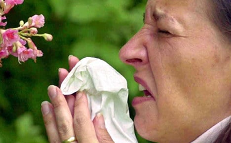 Warm weather sparks early hay fever