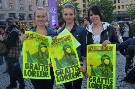 Stockholm celebrates Loreen<br>Madeleine, Julia and Nathalie, all 17, came to Hötorget to see Loreen performing live.