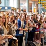 Fans gathered at Gardermoen airport on Tuesday afternoon in the vain hope of catching a glimpse of their idol. Photo: Scanpix