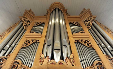 Organist fired for ‘living in sin’ wins payout