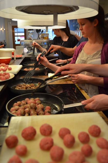 How to cook Swedish Meatballs<br>It's cooking time! The new Köttbullar-chefs are doing their best to get a delicious meal on the plate.Photo: Susann Eberlein