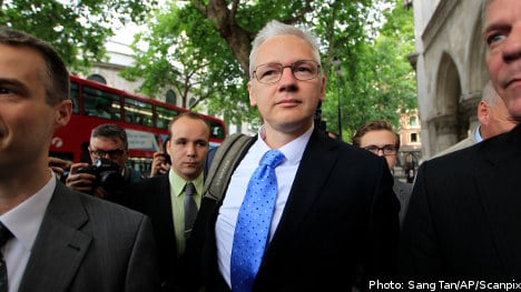 Convicted killer offers Assange 'legal advice'