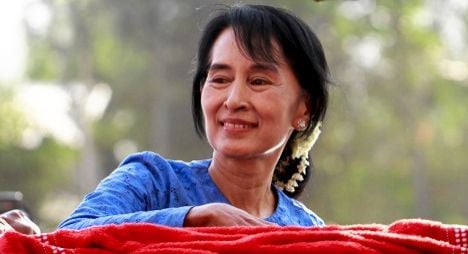 Standing ovation for Suu Kyi at Swiss parliament