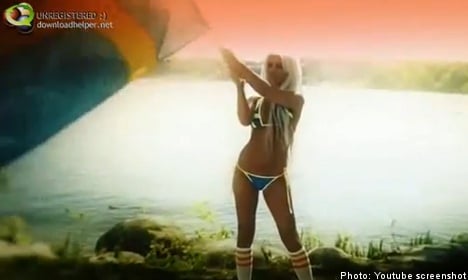 Swedish bikini models in steamy support video