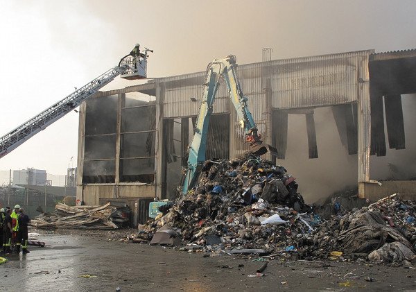 Giant fire in rubbish sorting plant