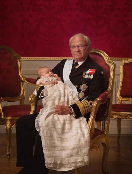 A proud king and grandfather <br>The king enjoying a moment's rest with princess EstellePhoto: Photo: Kungahuset.se