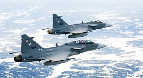 Swiss to stick with under fire Swedish jets