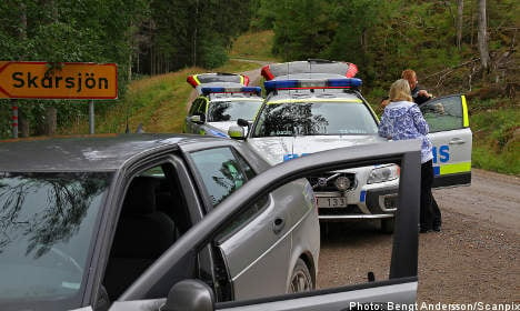 ‘Bank robbers are hiding in the woods’: police