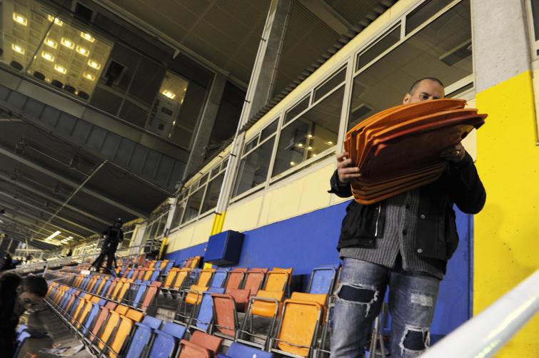 Fans take chairs from Råsunda Stadium final matchPhoto: Janerik Henriksson / Scanpix (File)