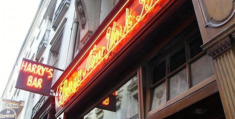 Iconic Paris bar aims to pick between Obama and Romney