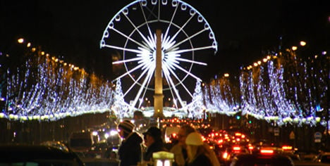 Champs Elysées gets old-style lights back
