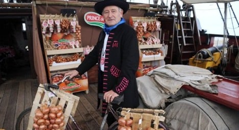 Onion Johnnies sail back to Britain from Brittany
