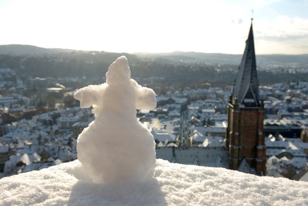 Snowmen have been springing up all over the country. This one is surveys the city of MarburgPhoto: DPA