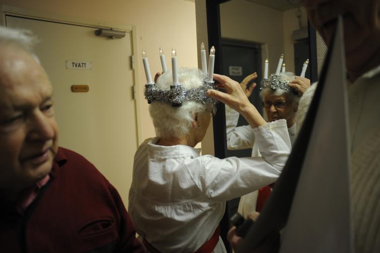 Rut Viberg, 83, adjusts her light crown<br>Rut Viberg, 83, adjusts her light crownPhoto: Ann Törnkvist/The Local